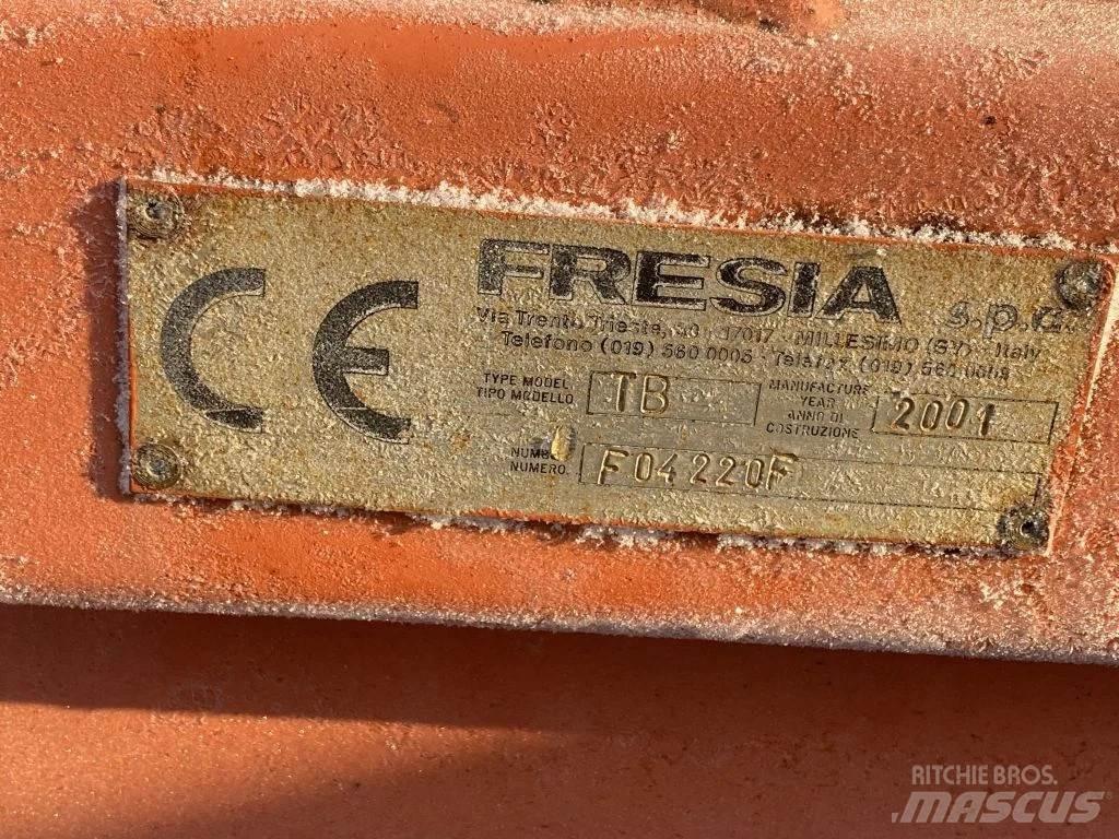  Fresia + Snow shovel Sniega naži un tīrītāji