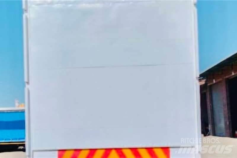  Custom Curtainside Citas piekabes