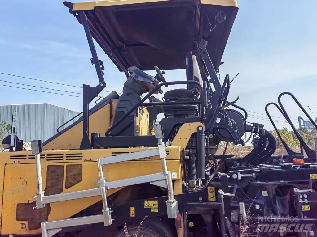 CAT AP655F Asfalta klājēji