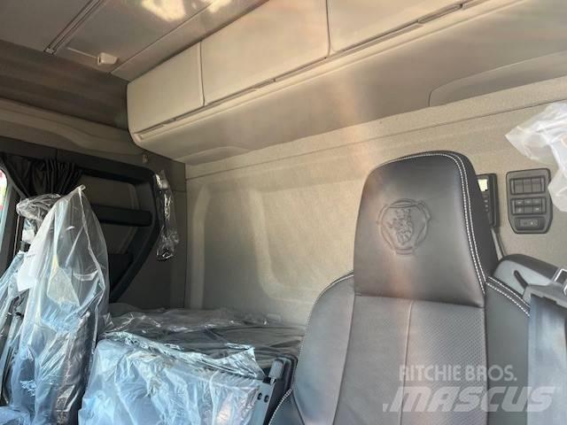 Scania R 560 Smagās mašīnas ar celtni