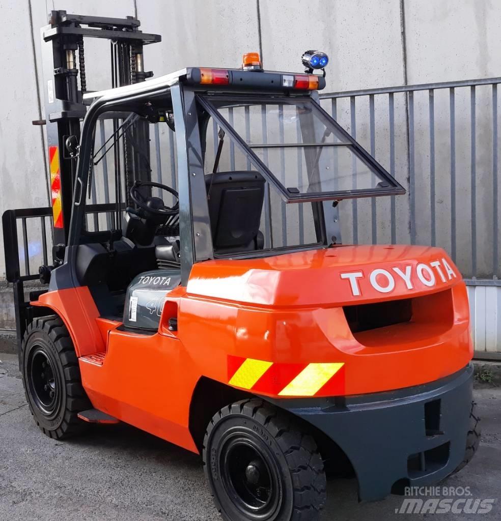 Toyota 7 FD 40 Tehnika ar dīzeļa dzinēju