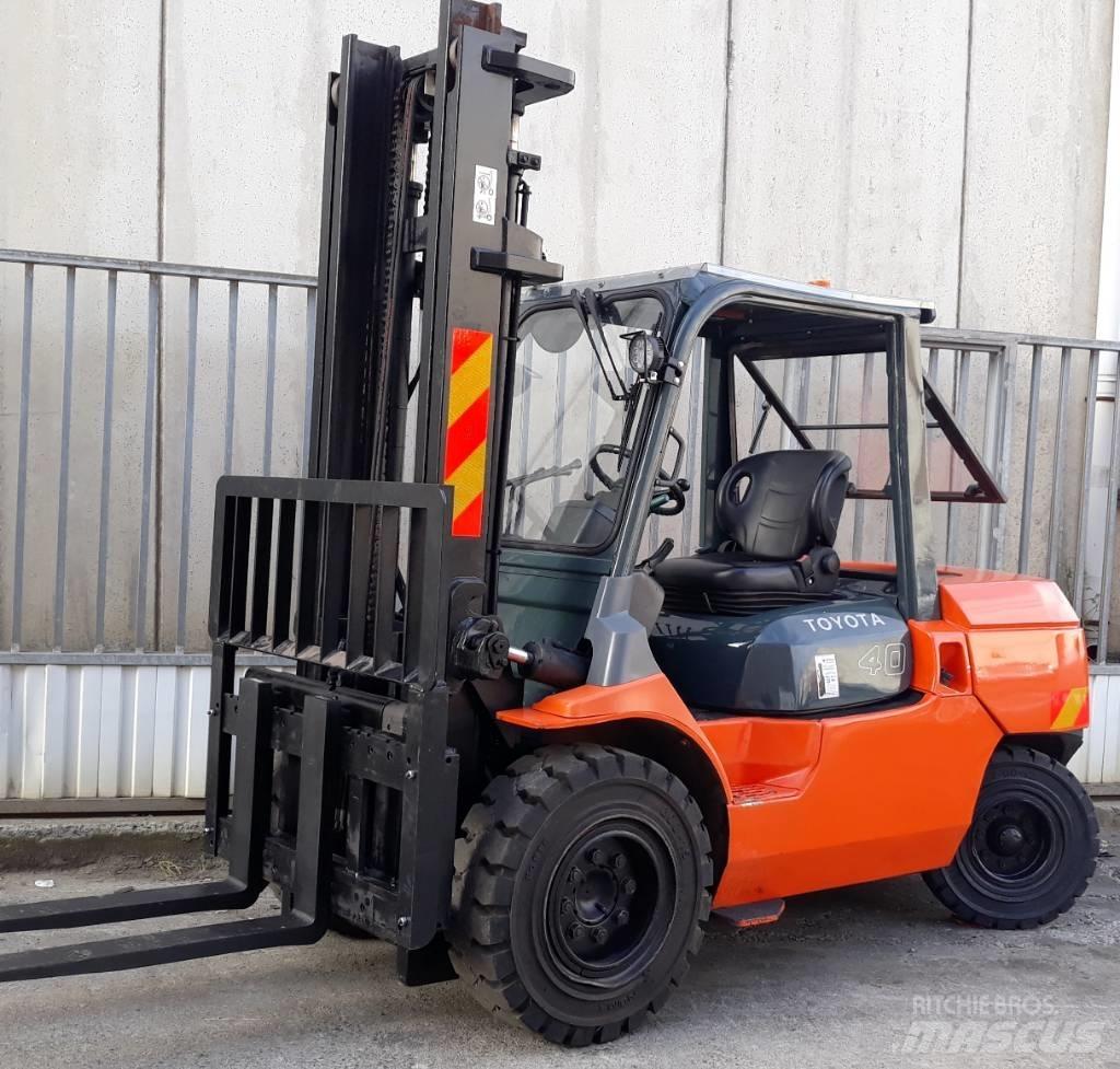 Toyota 7 FD 40 Tehnika ar dīzeļa dzinēju