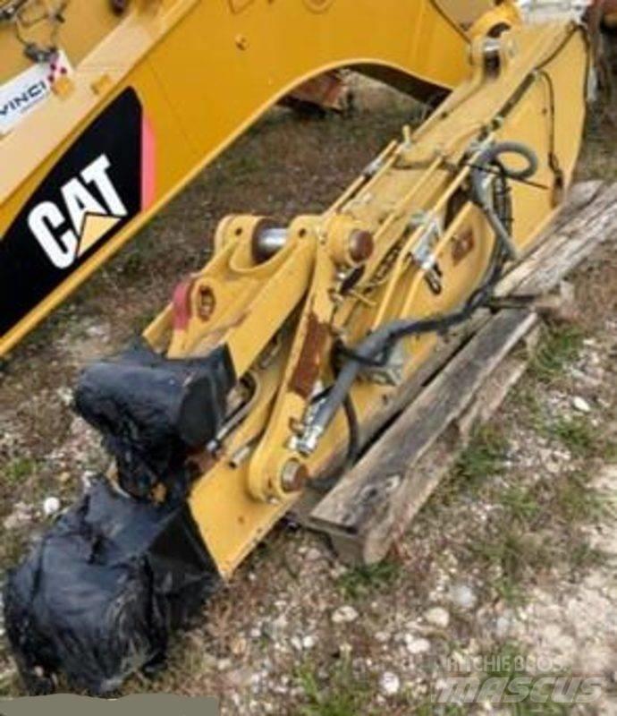 CAT 319 Strēles un kausi