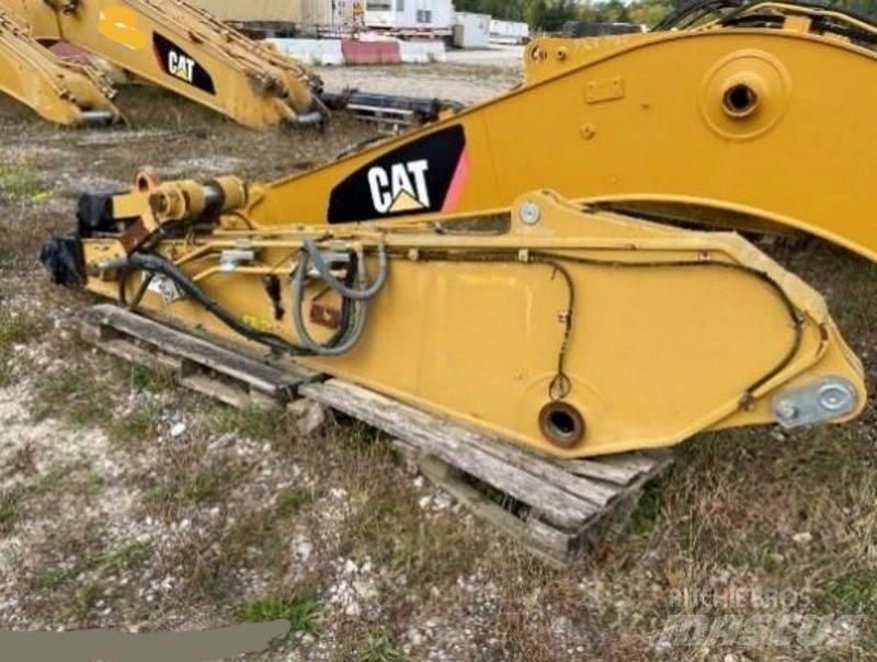 CAT 319 Strēles un kausi