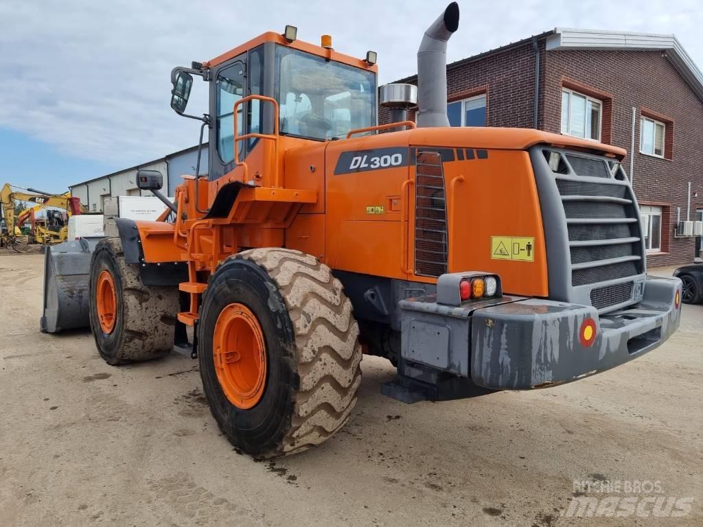 Doosan DL 300 Iekrāvēji uz riteņiem