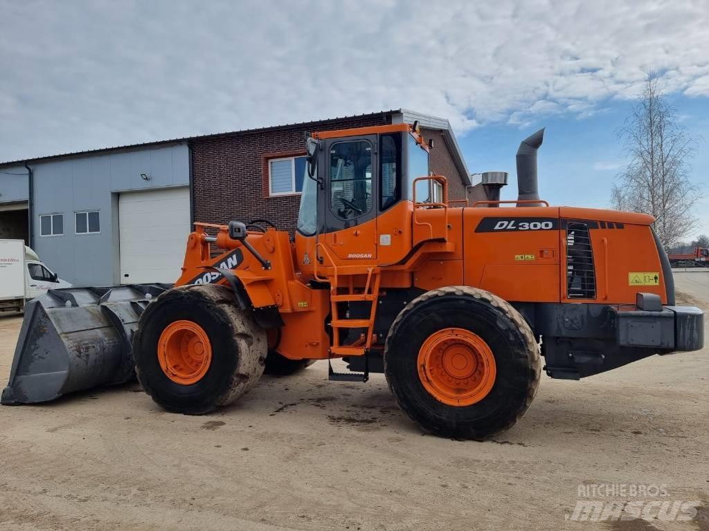 Doosan DL 300 Iekrāvēji uz riteņiem