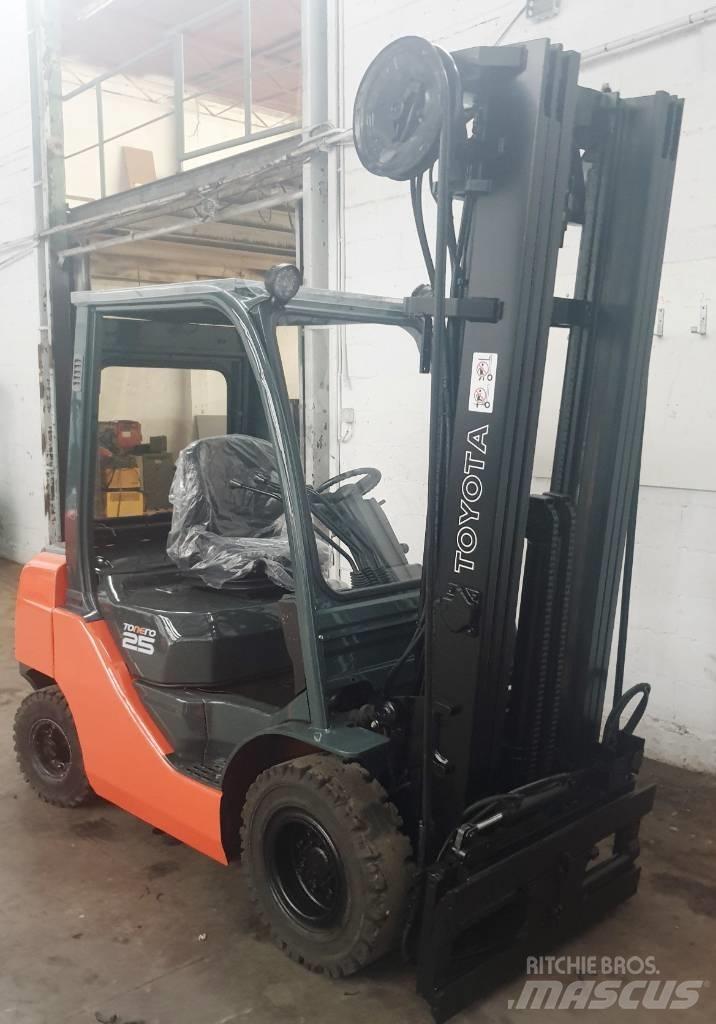 Toyota 52-8 FD 25 Tehnika ar dīzeļa dzinēju