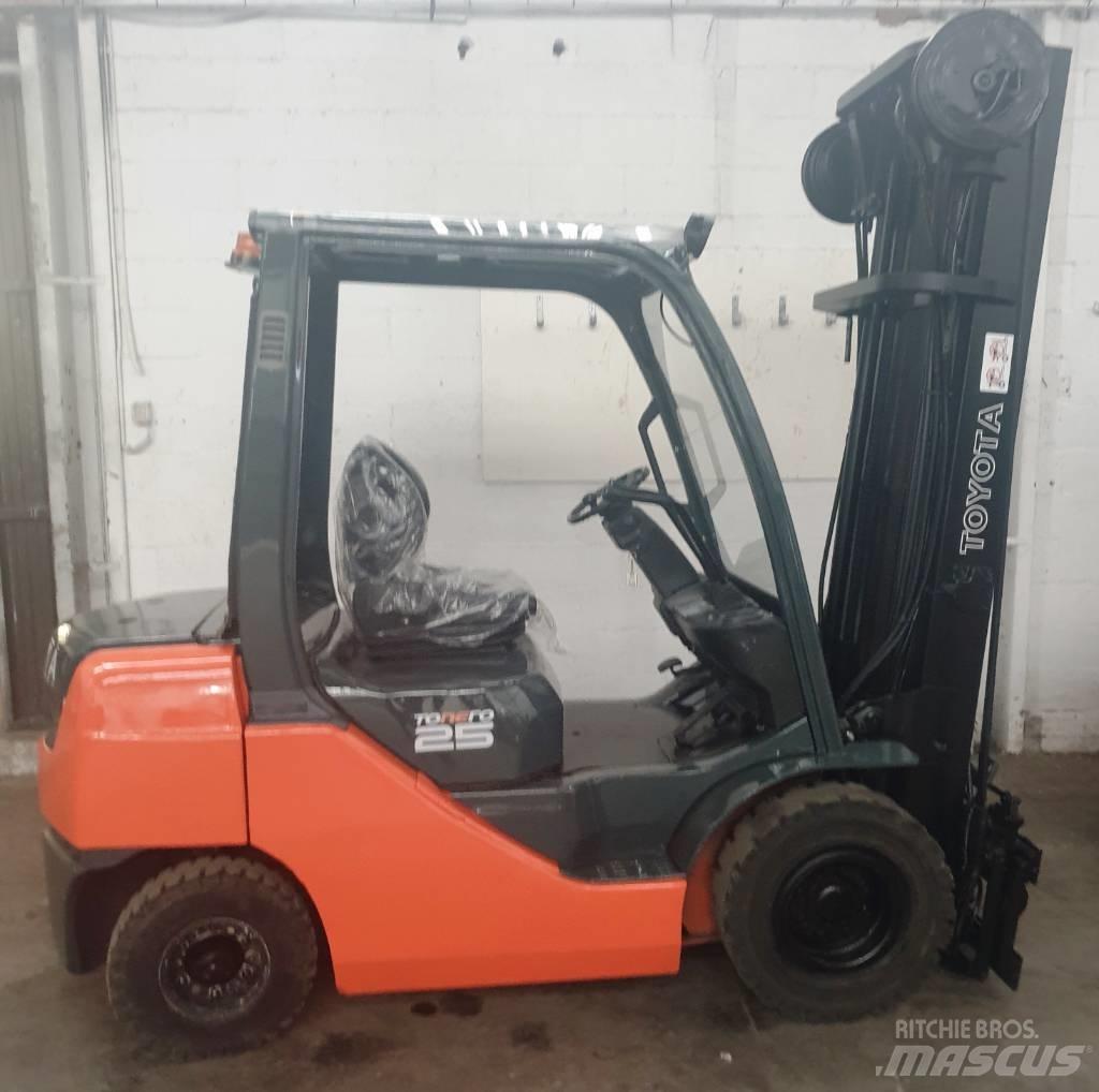 Toyota 52-8 FD 25 Tehnika ar dīzeļa dzinēju
