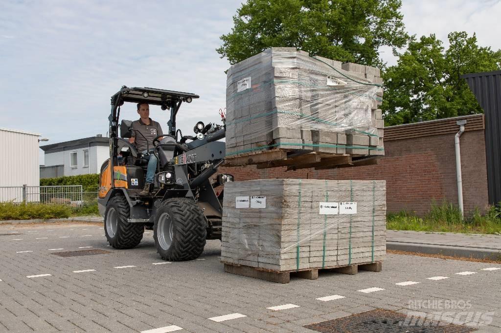 GiANT G2700 Xtra HD Lietoti riteņu kompaktiekrāvēji