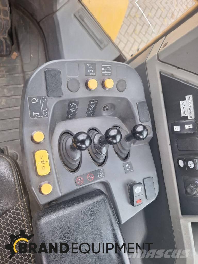 CAT 950M Iekrāvēji uz riteņiem