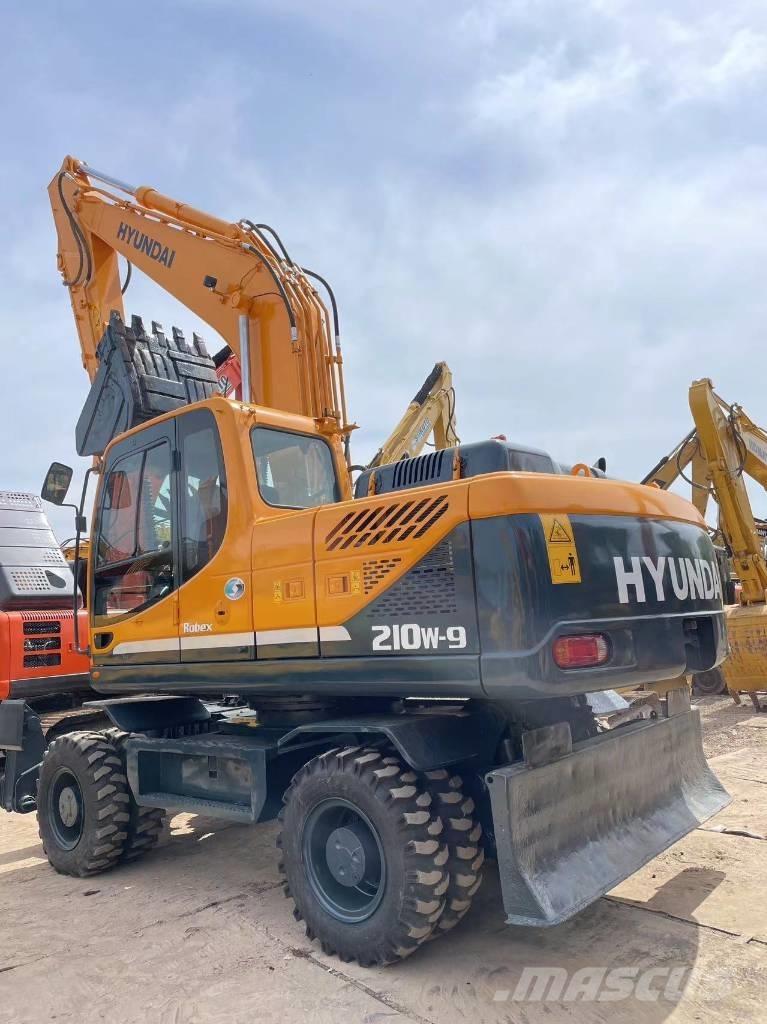 Hyundai R210W-9 Ekskavatori uz riteņiem