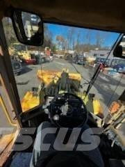 CAT Loader Iekrāvēji uz riteņiem