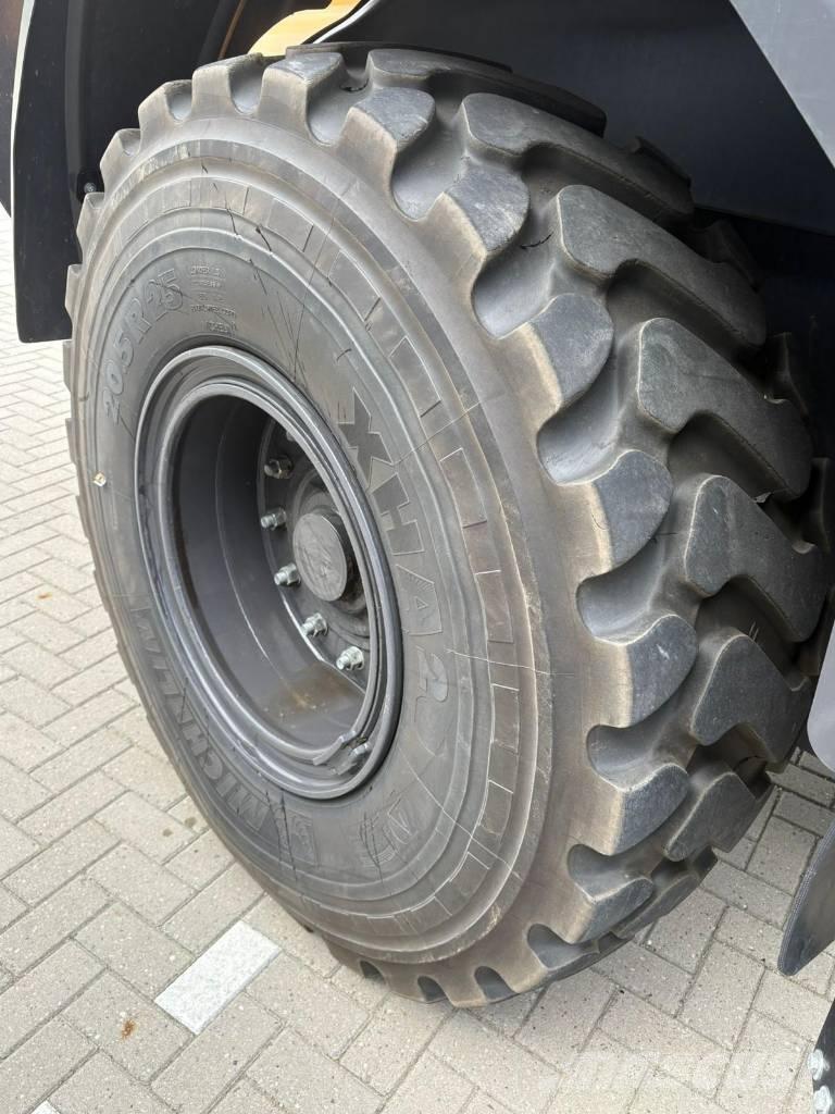 CASE 721G Iekrāvēji uz riteņiem