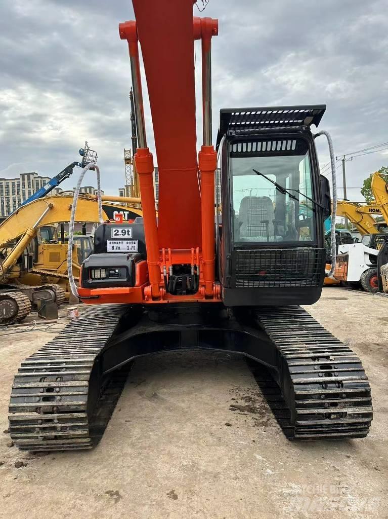 Hitachi ZX 200 Kāpurķēžu ekskavatori