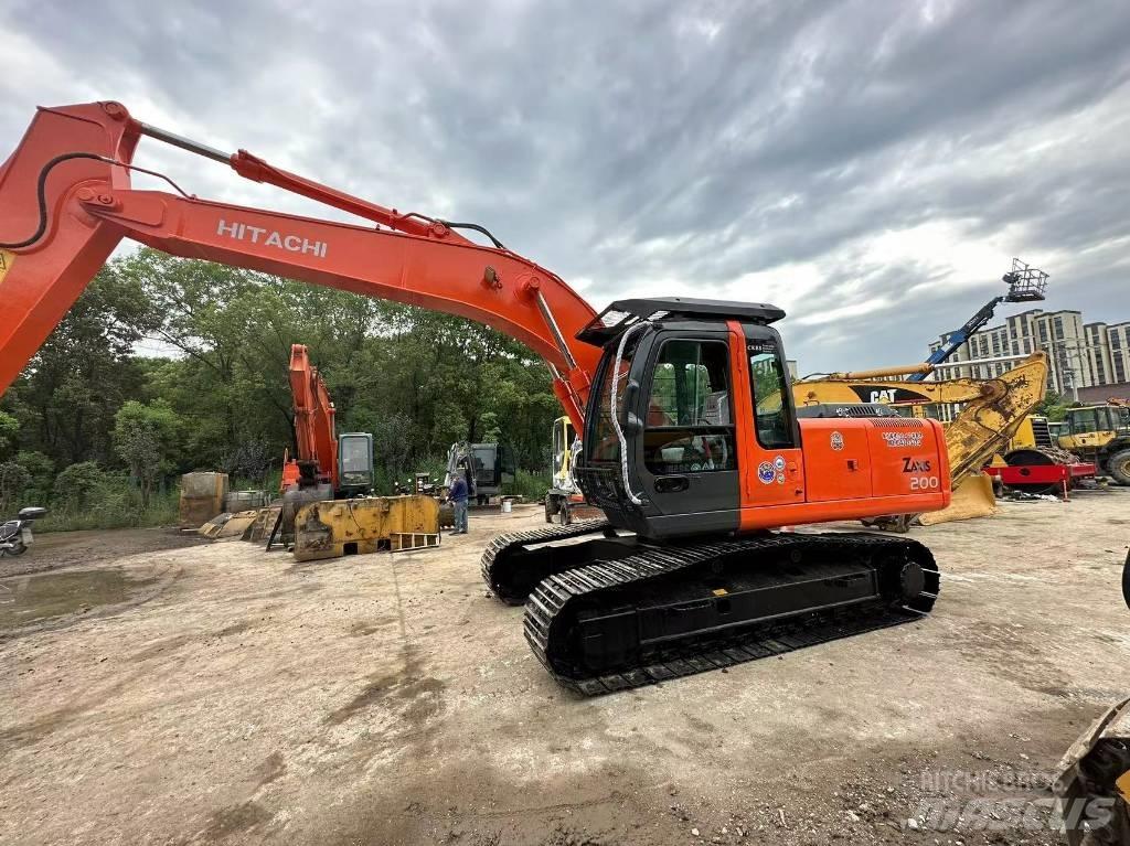Hitachi ZX 200 Kāpurķēžu ekskavatori