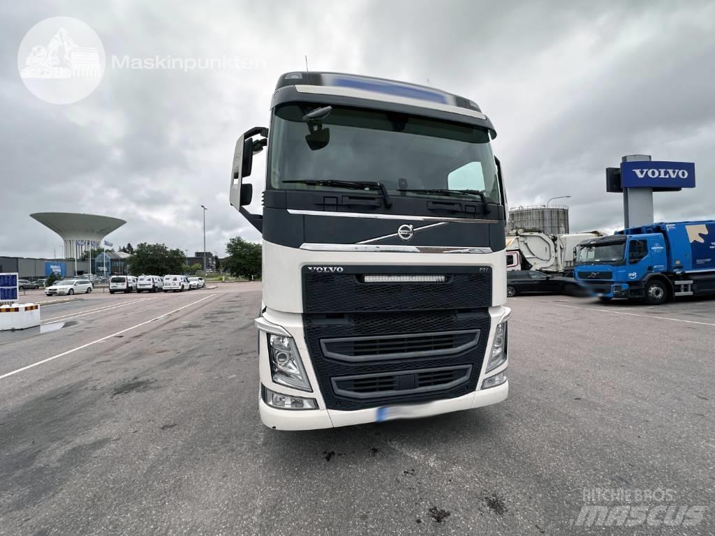 Volvo FH 500 EKIPAGE Treileri ar āķi