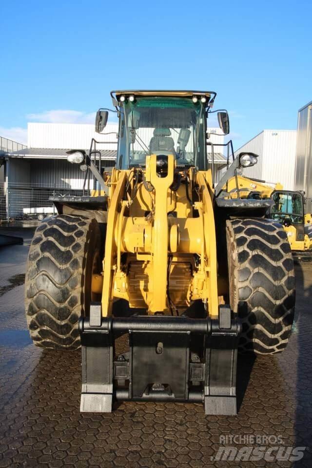 CAT 966M Iekrāvēji uz riteņiem