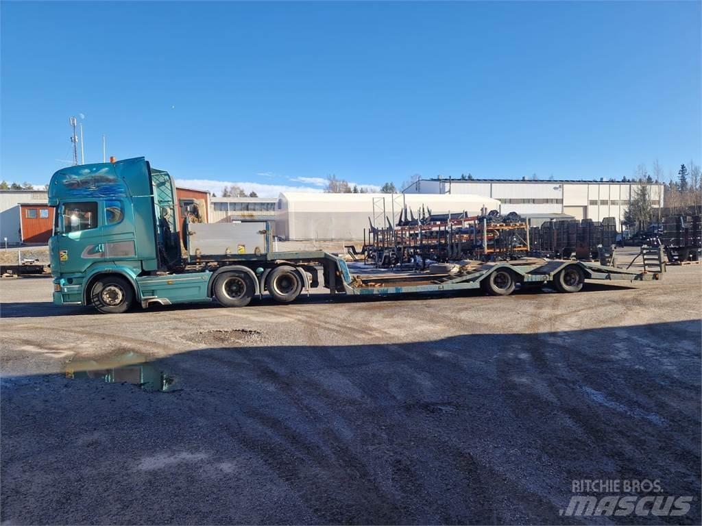 Scania R520 Treileri meža tehnikas transportēšanai