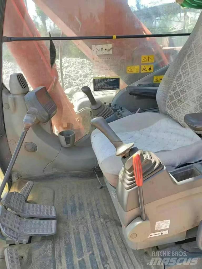 Hitachi ZAXIS270 Kāpurķēžu ekskavatori