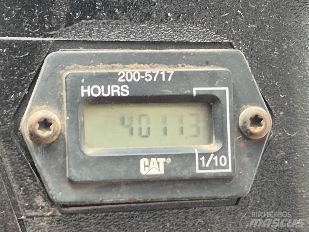 CAT 236 B Lietoti riteņu kompaktiekrāvēji