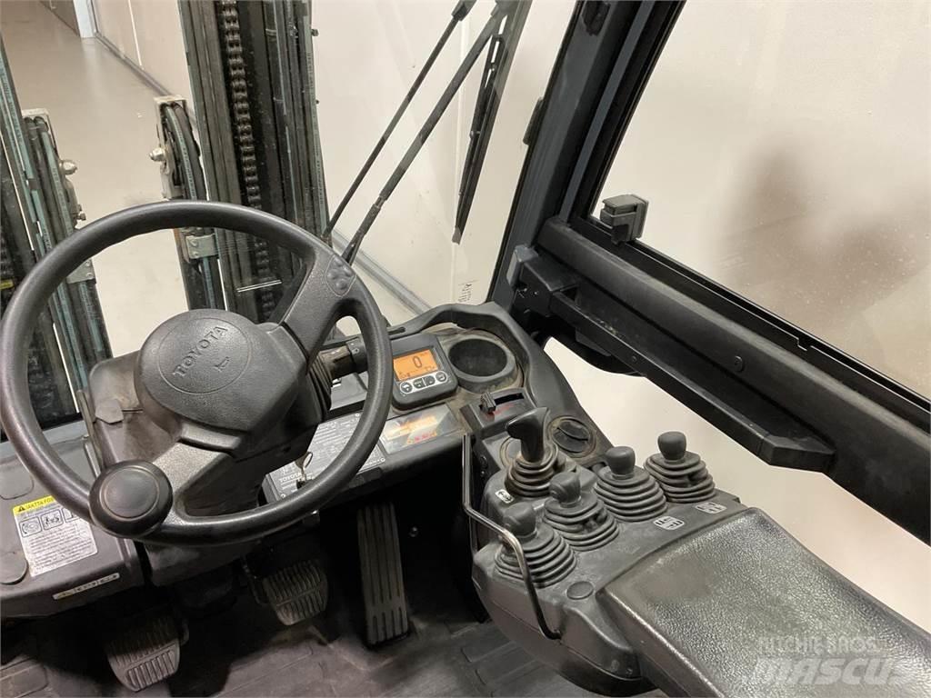 Toyota 52-8FDF30 Tehnika ar dīzeļa dzinēju