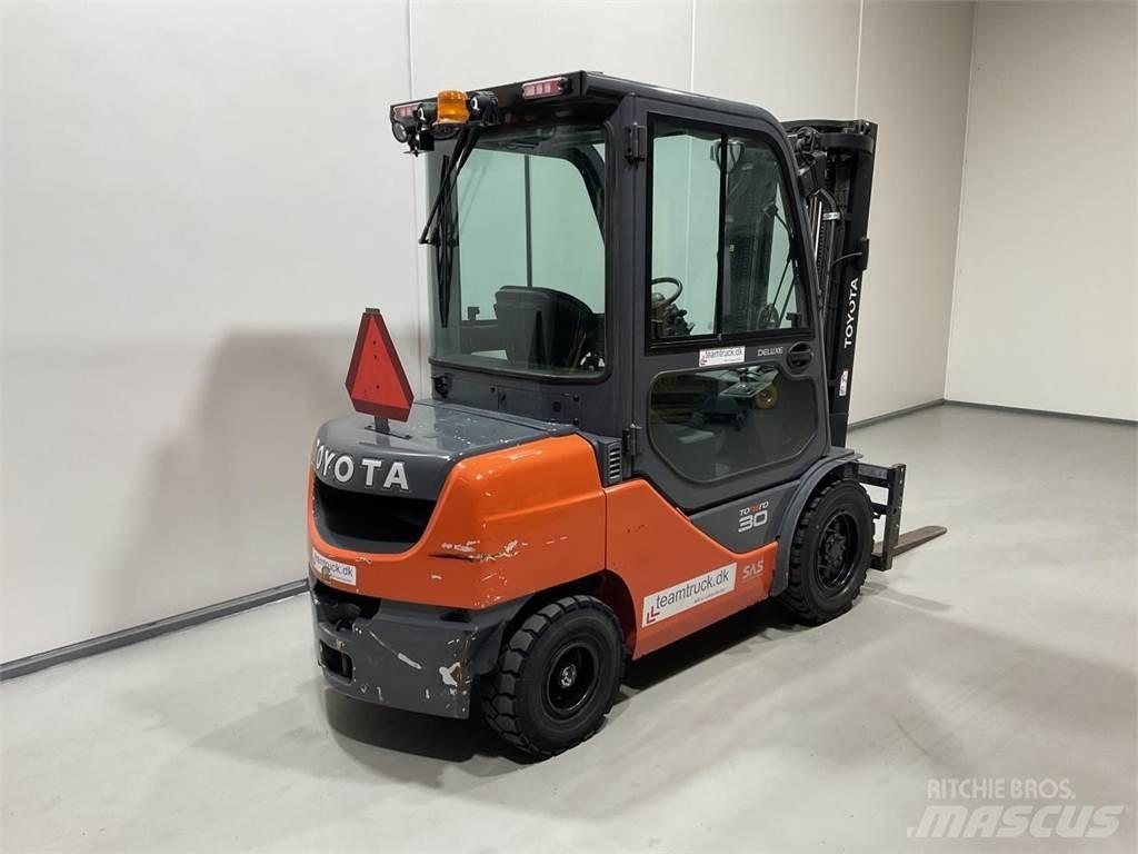 Toyota 52-8FDF30 Tehnika ar dīzeļa dzinēju