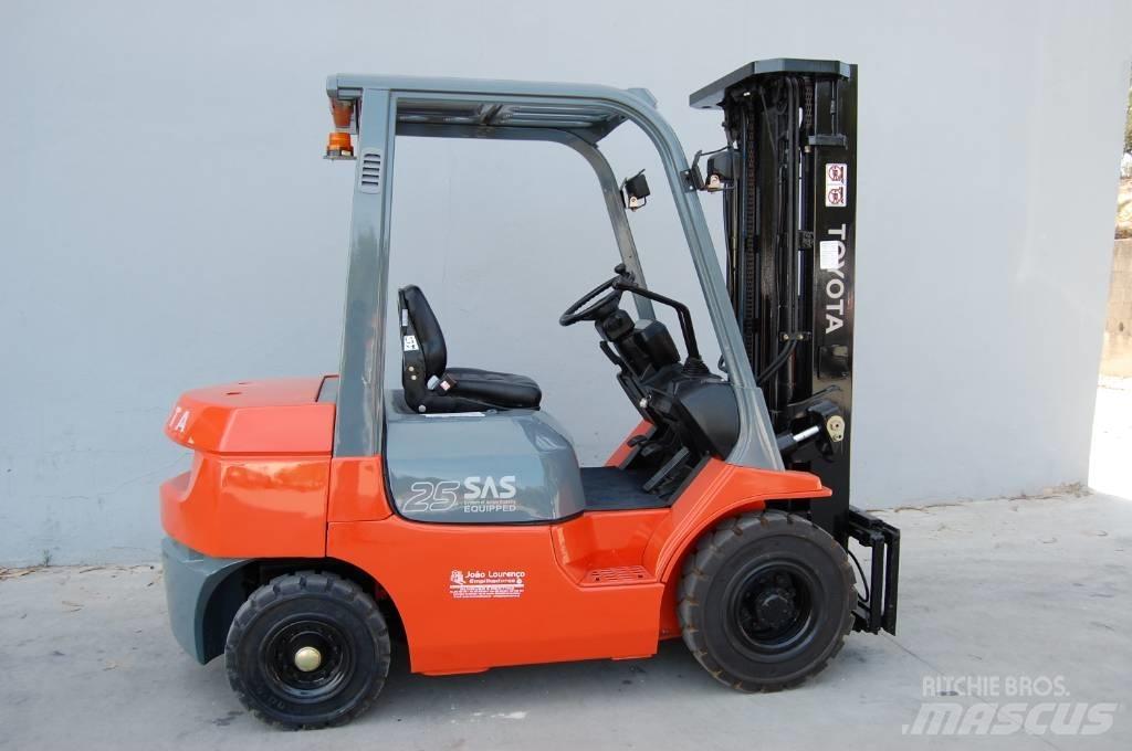 Toyota 7 FD 25 Tehnika ar dīzeļa dzinēju