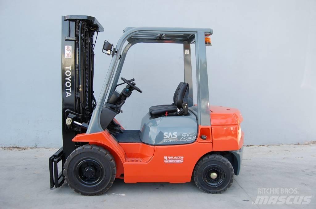 Toyota 7 FD 25 Tehnika ar dīzeļa dzinēju