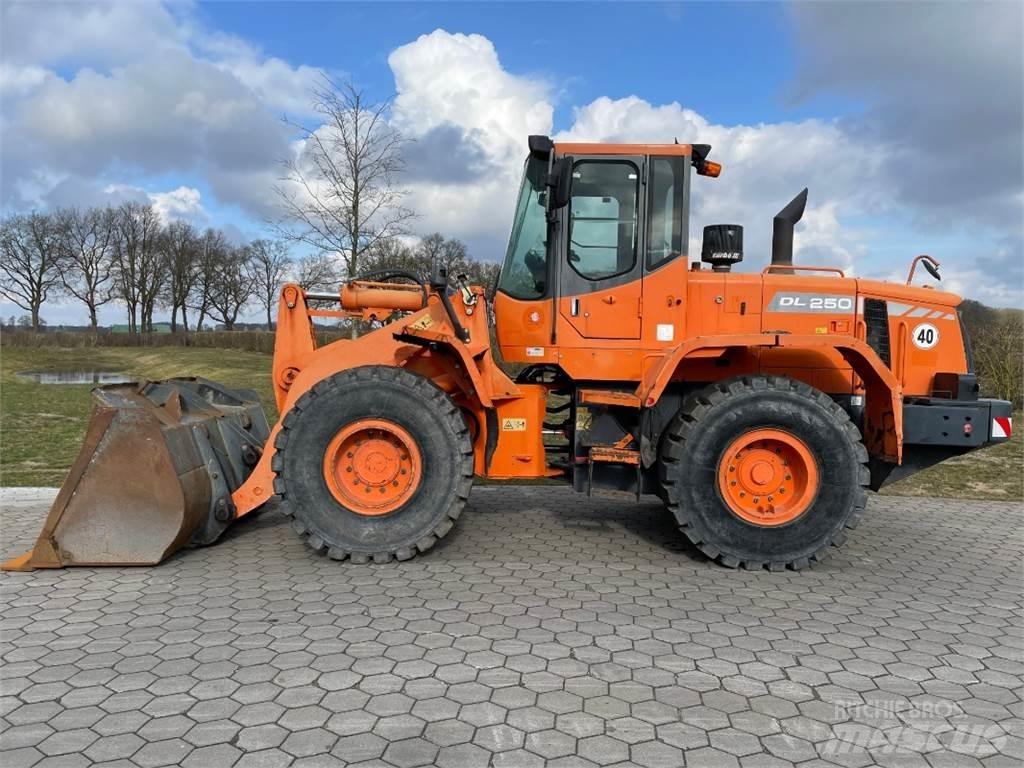 Doosan DL250 Iekrāvēji uz riteņiem