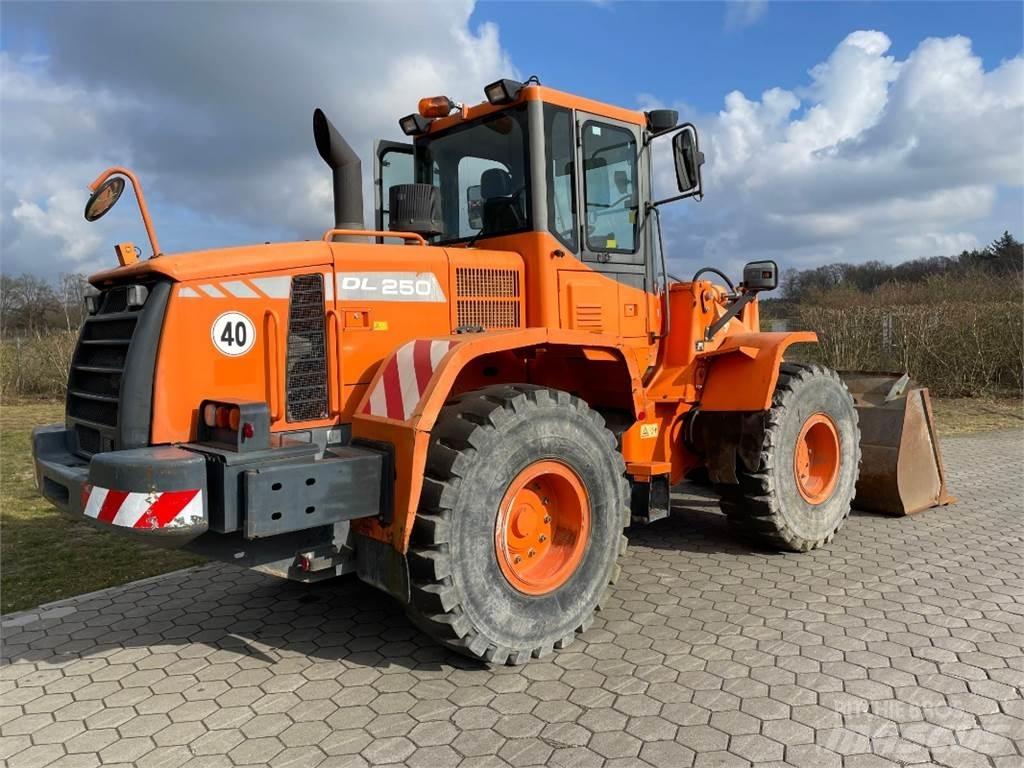Doosan DL250 Iekrāvēji uz riteņiem
