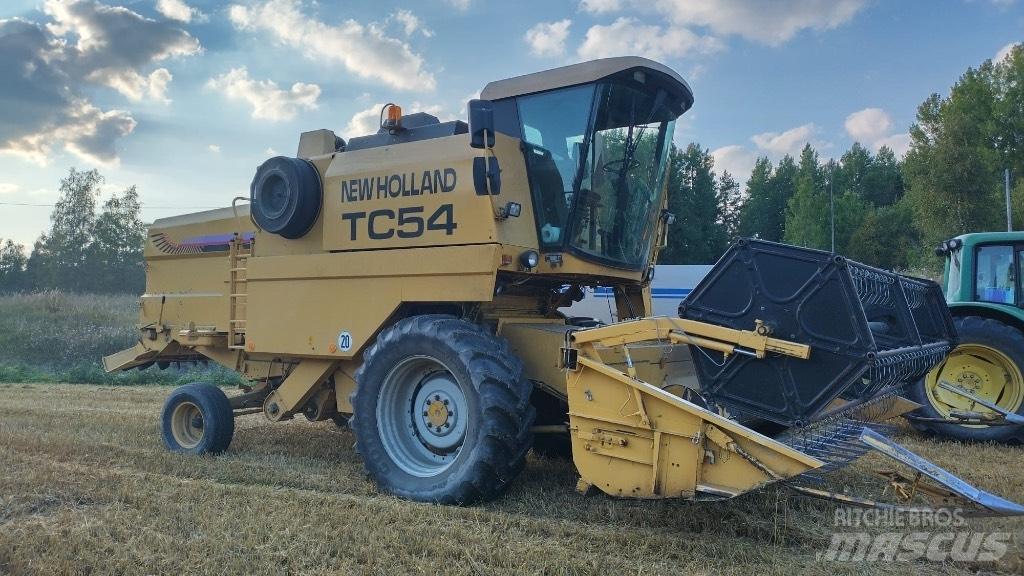 New Holland TC 54 Ražas novākšanas kombaini