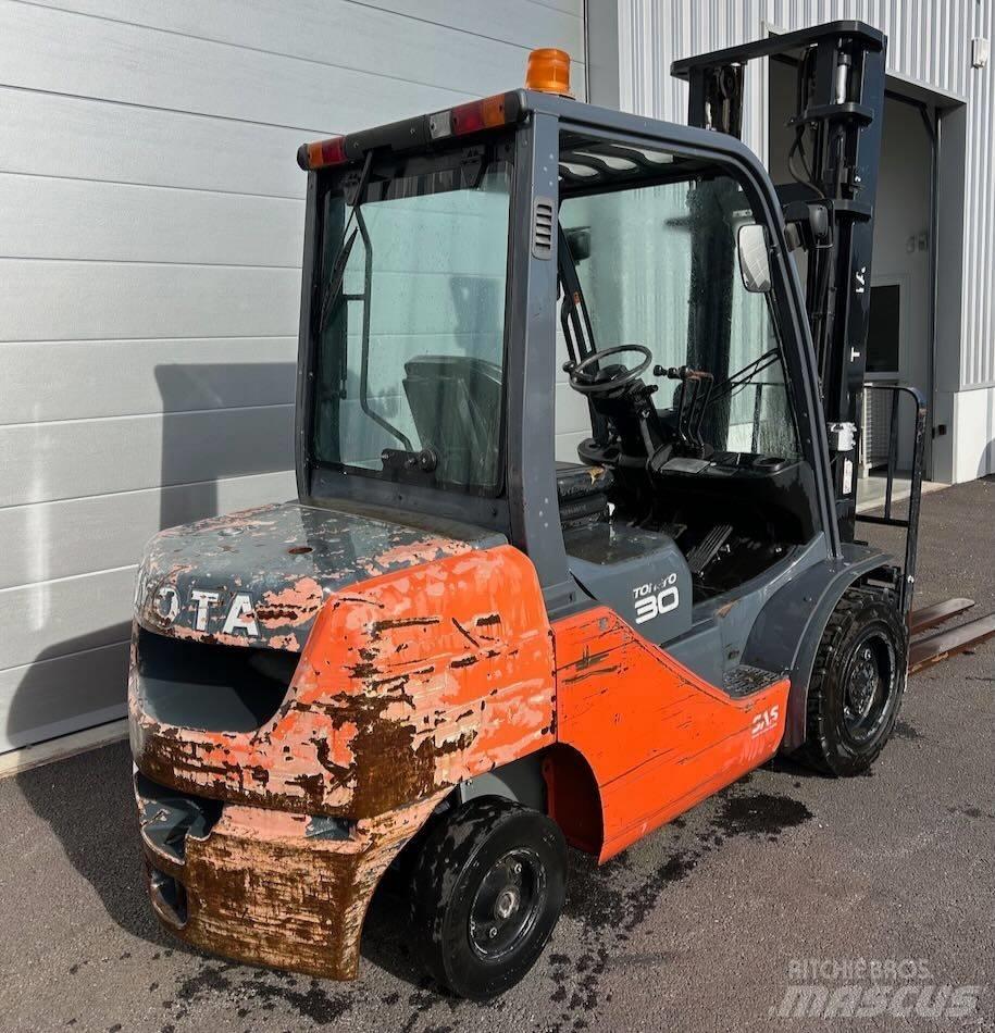 Toyota 8 FDF 30 Tehnika ar dīzeļa dzinēju