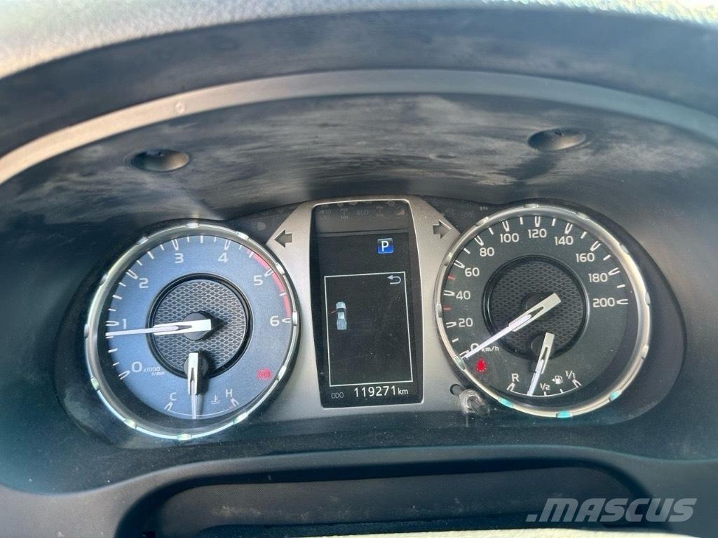 Toyota Hilux Automašīnas
