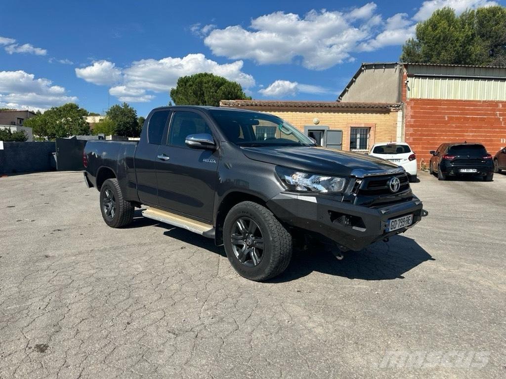 Toyota Hilux Automašīnas