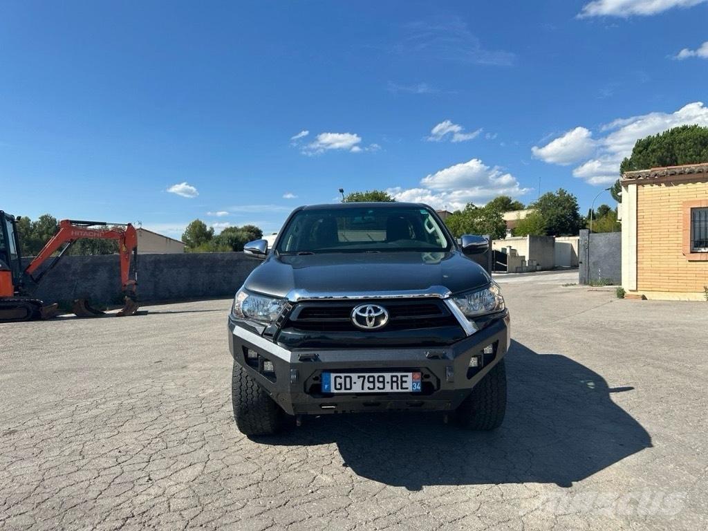 Toyota Hilux Automašīnas