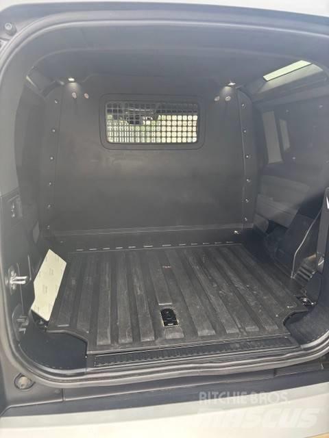 Land Rover Defender Preču pārvadāšanas furgoni