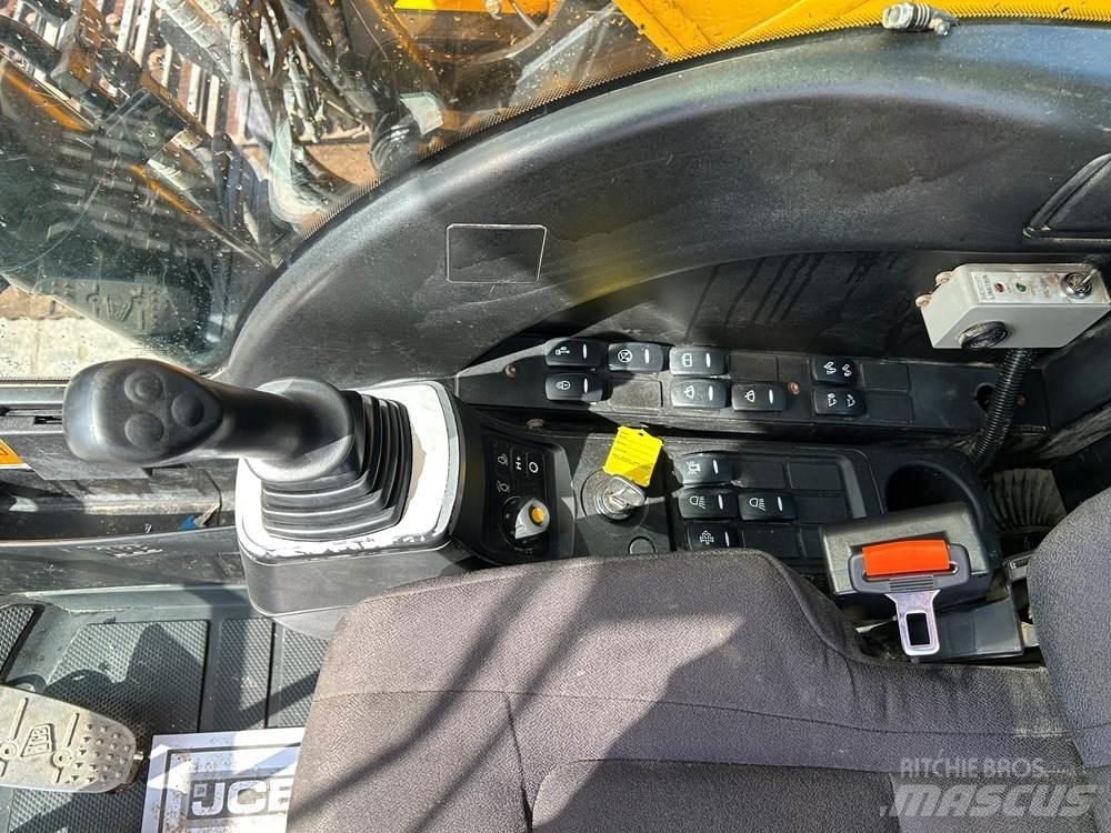 JCB JS220 LC Kāpurķēžu ekskavatori