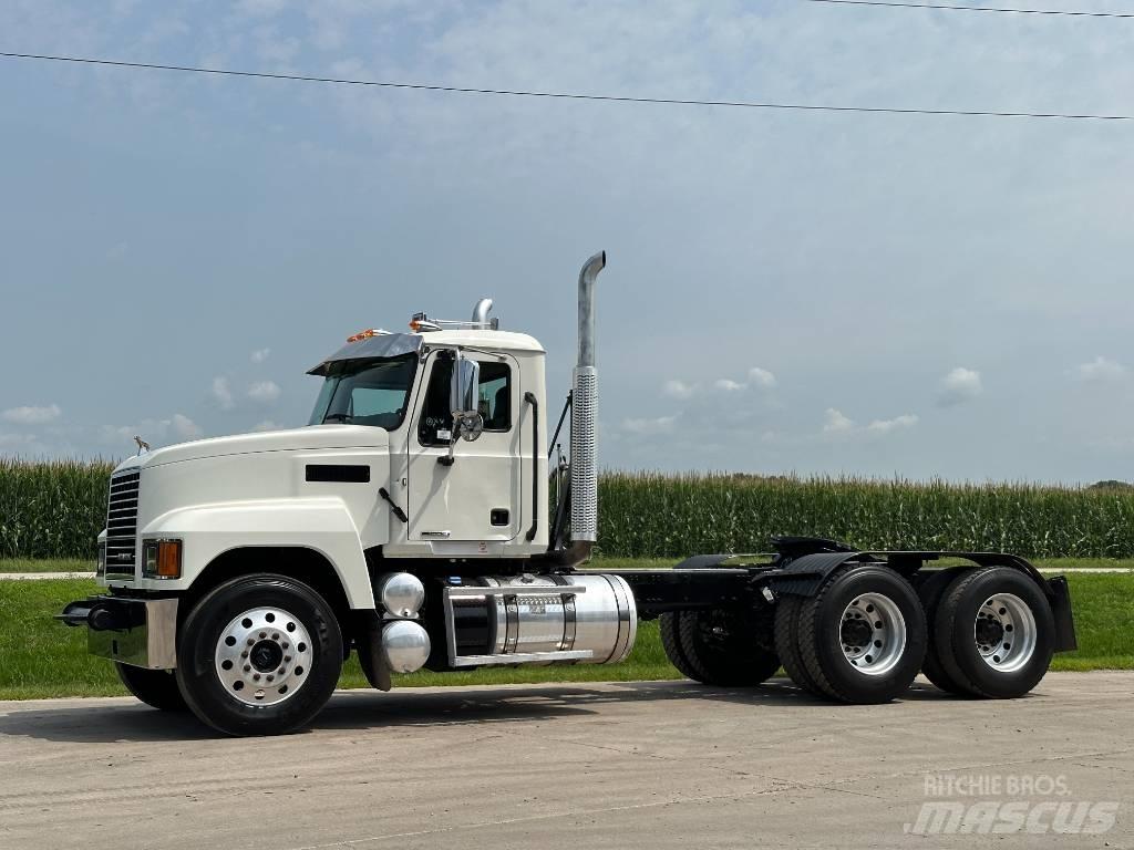 Mack Pinnacle 64ft Vilcēji