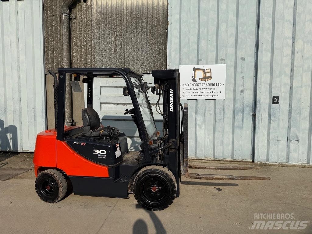Doosan D 30 Tehnika ar dīzeļa dzinēju