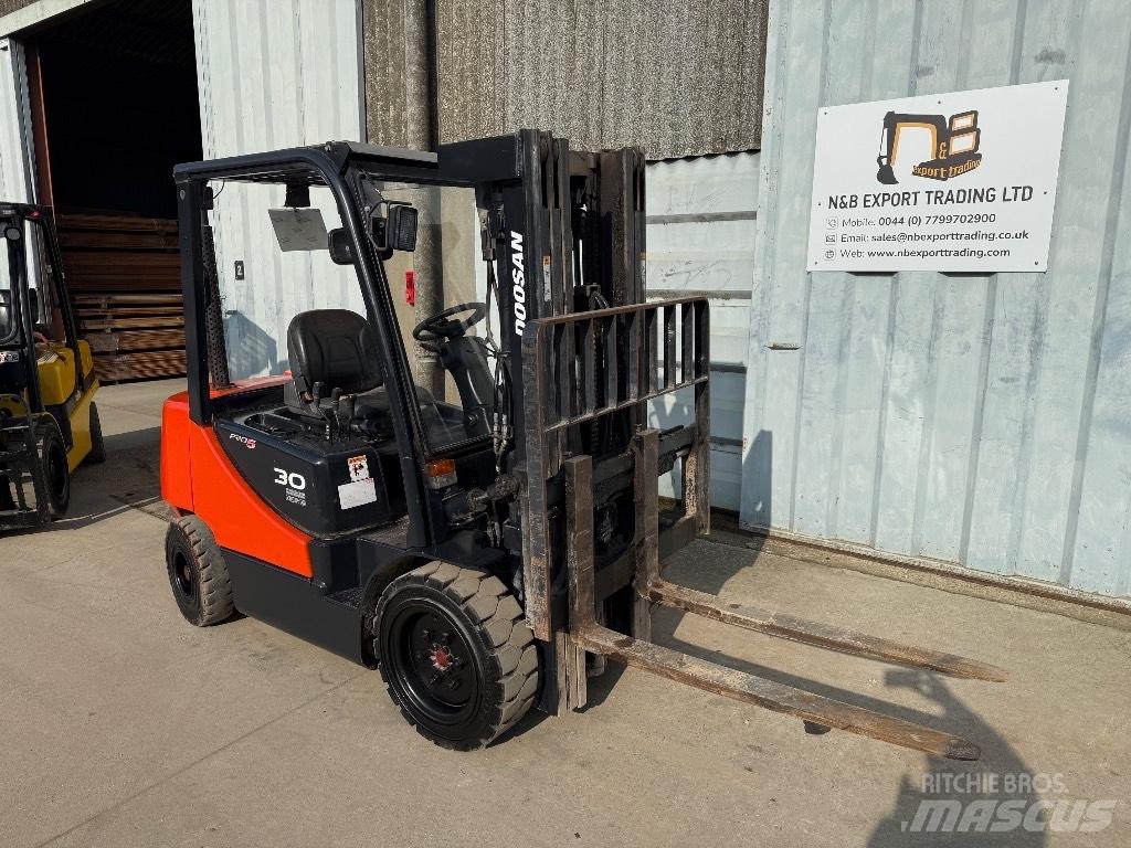 Doosan D 30 Tehnika ar dīzeļa dzinēju