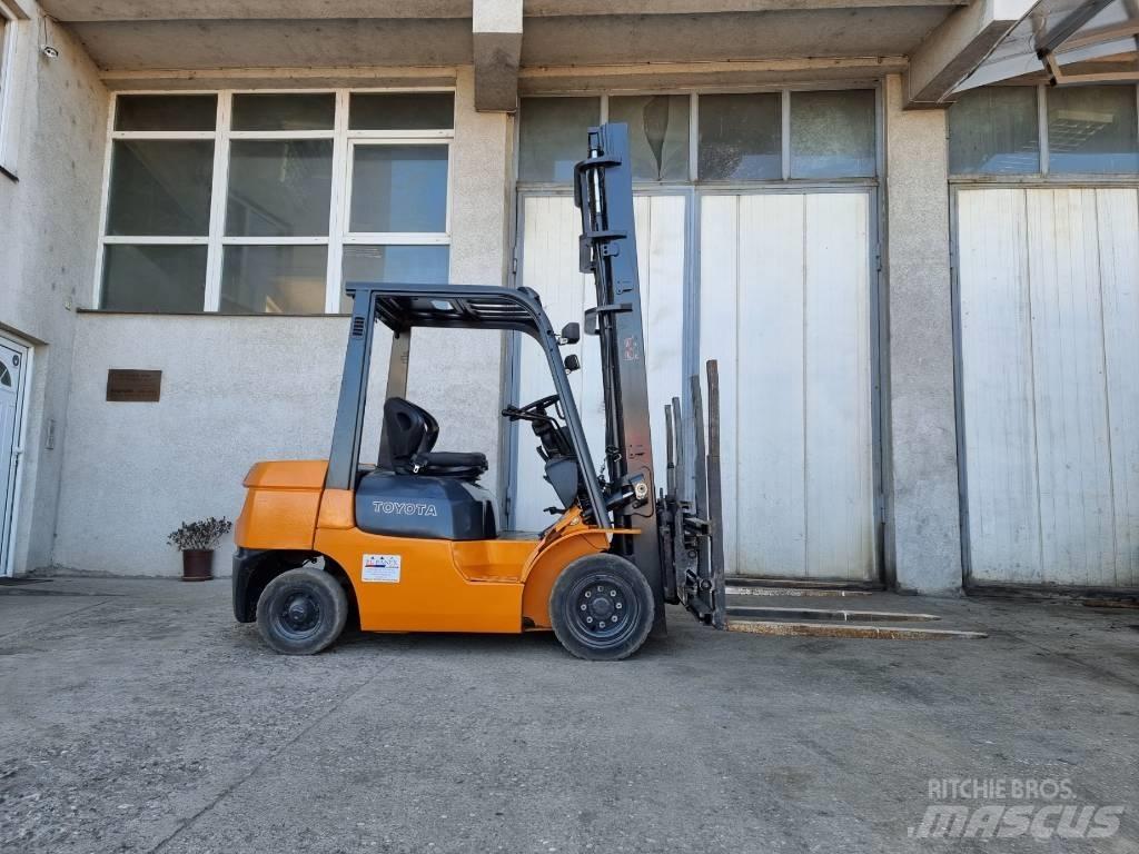 Toyota 02-7 FD 25 Tehnika ar dīzeļa dzinēju