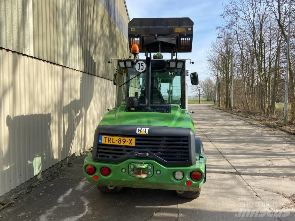 CAT 906M Iekrāvēji uz riteņiem
