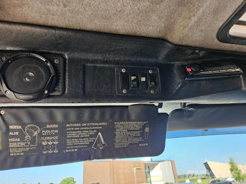 Sisu SM300 8X2 Treileri meža tehnikas transportēšanai
