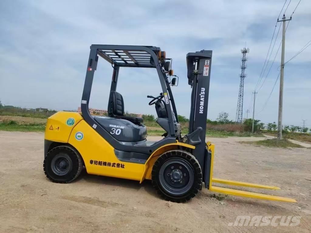 Komatsu 30 Tehnika ar dīzeļa dzinēju