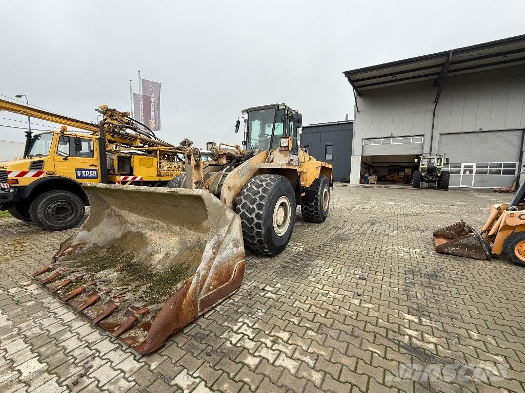 CASE 821 B Iekrāvēji uz riteņiem