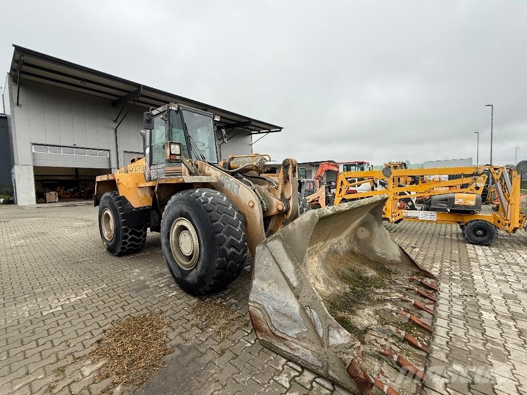 CASE 821 B Iekrāvēji uz riteņiem