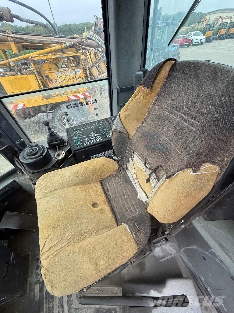 CASE 821 B Iekrāvēji uz riteņiem