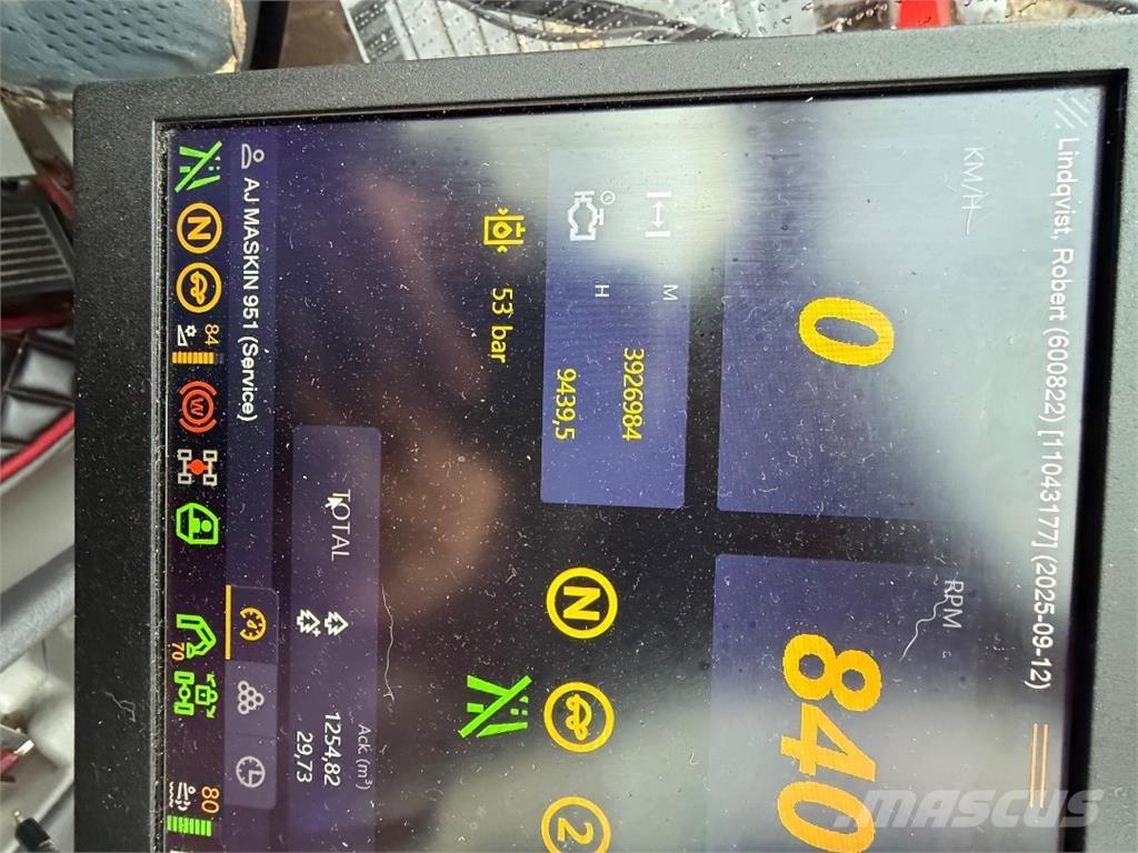 Komatsu 951 Harvesteri