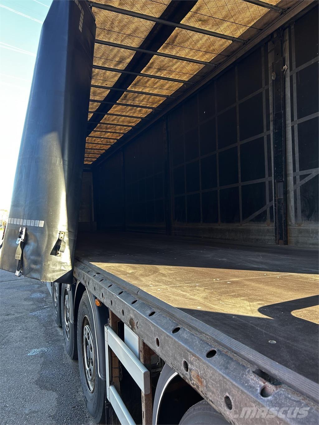 Nordic Trailer  Tents puspiekabes