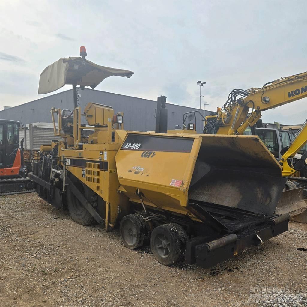 CAT AP 600 Asfalta klājēji